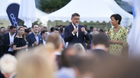 Ministerpräsident Boris Rhein und Staatsministerin Lucia Puttrich, die Bevollmächtigte des Landes Hessen beim Bund, haben rund 2.000 Gäste auf dem traditionellen Hessenfest in Berlin begrüßt. Ministerpräsident Boris Rhein (Mitte) – mit Mikrofon in seiner rechten Hand – und Staatsministerin Lucia Puttrich (rechts) inmitten der Gäste auf dem Hessenfest in Berlin