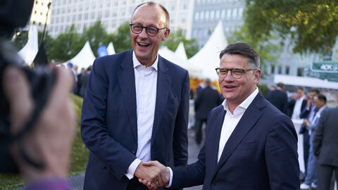 Ministerpräsident Boris Rhein (rechts) und der Parteivorsitzende der CDU und Oppositionsführer im Deutschen Bundestag, Friedrich Merz