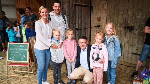 Ministerpräsident Boris Rhein mit Mehrlingen im Hessenpark in Neu-Anspach.