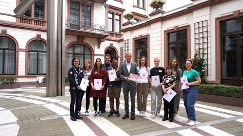 Der Chef der Hessischen Staatskanzlei, Staatsminister Axel Wintermeyer, hat am Samstag an zwölf #zukunftsmacher im Alter zwischen 14 und 29 Jahren Zertifikate zur Teilnahme an einer Qualifizierungsmaßnahme, die diese befähigt, sich noch besser für ihr Ehrenamt einzusetzen, überreicht.