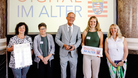 Der Chef der Hessischen Staatskanzlei, Staatsminister Axel Wintermeyer, hat das DRK Frankenberg gGmbH beim 2. Di-Lotsen-Tag in Wiesbaden als Di@-Lotsen-Stützpunkt begrüßt und ihnen die Urkunde überreicht.
