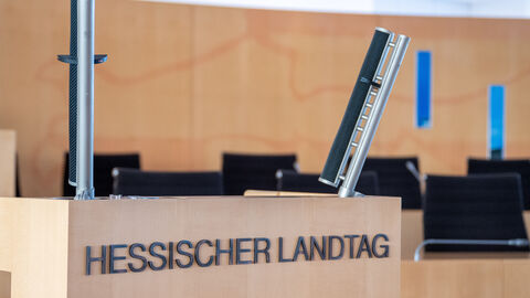 Hessischer Landtag Nahaufnahme vom Rednerpult im Hessischen Landtag.