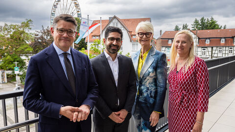 Ministerpräsident Boris Rhein, Wirtschafts- und Verkehrsminister Kaweh Mansoori, die neue Sportbeauftragte der Hessischen Landesregierung Ann Kathrin Linsenhoff und Sportministerin Diana Stolz.