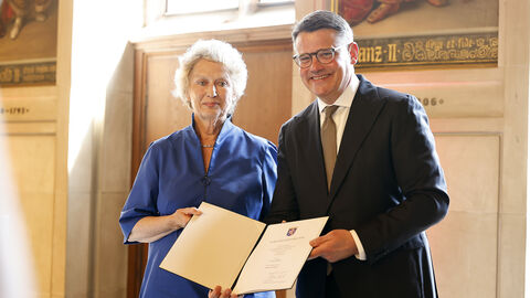 Petra Roth und Ministerpräsident Boris Rhein stehen nebeneinander und halten ihre Auszeichnung hoch.