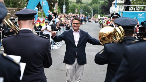 Ministerpräsident Boris Rhein dirigiert das Landespolizeiorchester