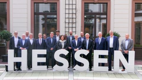 Teilnehmerinnen und Teilnehmer der Auftaktsitzung des „Bündnis gegen Bürokratie“ vor Beginn der Sitzung im Innenhof der Hessischen Staatskanzlei.