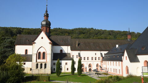 Kloster Eberbach Ein weißes Klostergebäude im Rheingau