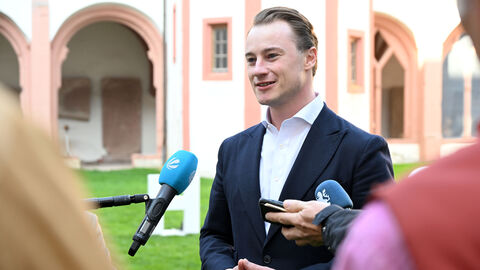 Benedikt Kuhn beim Interview Der Chef der Staatskanzlei, Benedikt Kuhn, gibt ein Interview