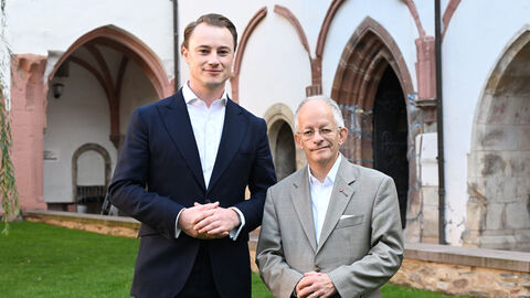 Der Chef der Staatskanzlei, Benedikt Kuhn, und Jörg Mielke, Chef der Staatskanzlei Niedersachsen Benedikt Kuhn und Jörg Mielke schauen in die Kamera