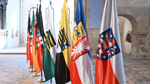 Bunte Fahnen in einem Raum