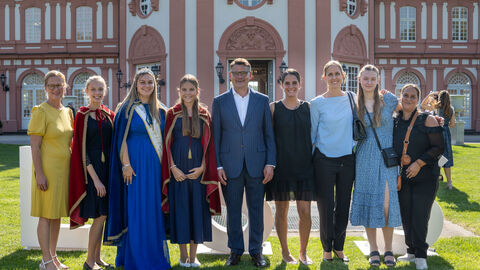 Boris Rhein und seine Frau lächeln mit den Hoheiten in die Kamera.
