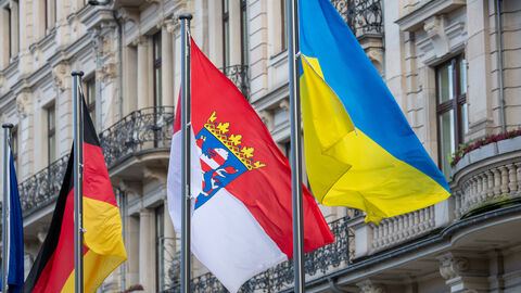 Die deutsche, die hessische und die ukrainische Flagge Die deutsche, die hessische und die ukrainische Flagge