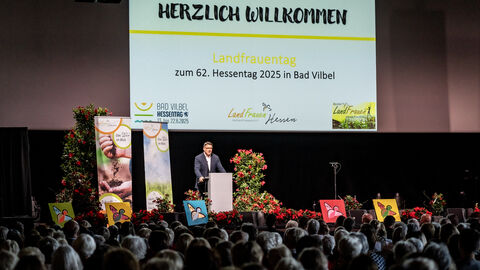 Ministerpräsident Boris Rhein spicht vor einer Menschenmenge.