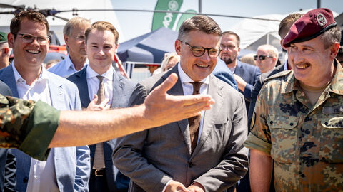 Ministerpräsident Boris Rhein in einer Gruppe von Menschen