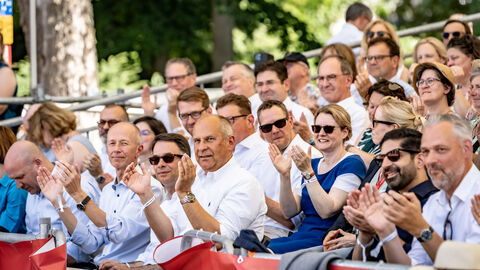 Auch zahlreiche Ehrengäste schauten sich den Festumzug von der Ehrentribüne der Vilco aus an.