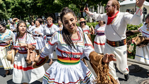Viele Gruppen erfreuen die Besucherinnen und Besucher mit Tanzeinlagen.