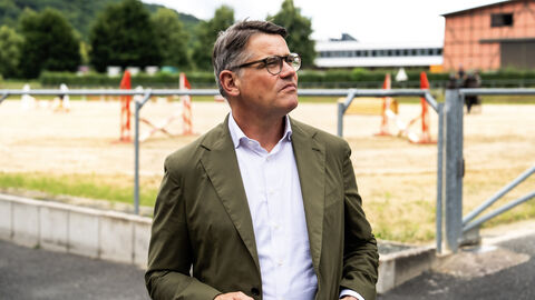 Ministerpräsident Boris Rhein während seines Besuchs des Hessischen Landgestüts Dillenburg