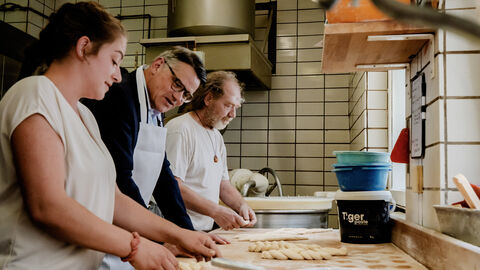 Ministerpräsident Boris Rhein während seines Besuchs der Bäckerei Stoll