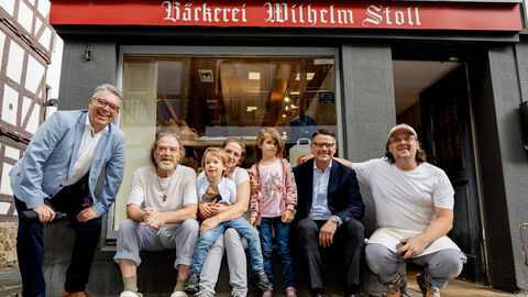 Ministerpräsident Boris Rhein während seines Besuchs der Bäckerei Stoll