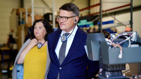 Besichtigung des Unternehmens NGX Robotics Ministerpräsident Boris Rhein bei der Besichtigung des Unternehmens NGX Robotics