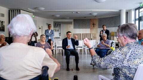 Ministerpräsident Bpris Rhein im Seniorenheim Haus Elisabeth