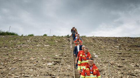 Mehrere Personen laufen eine Treppe hinunter.