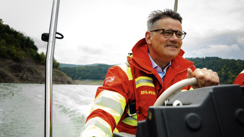 Ein Mann fährt auf einem Boot.