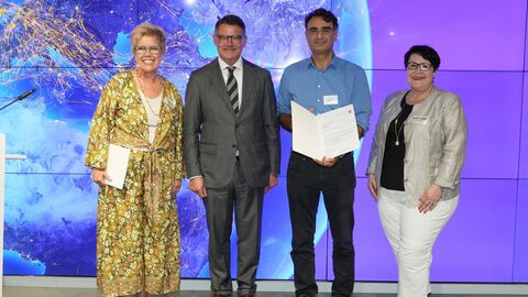 Übergabe Förderbescheid der Stiftung Flughafen Frankfurt/Main Gruppenbild: Ministerpräsident Rhein und die Vertreterinnen und Vertreter der geförderten Projekte bei der Bescheidübergabe