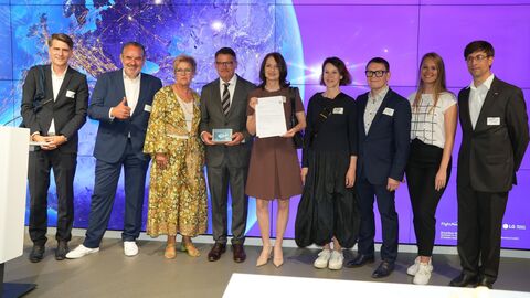 Übergabe Förderbescheid der Stiftung Flughafen Frankfurt/Main Gruppenbild: Ministerpräsident Rhein und die Vertreterinnen und Vertreter der geförderten Projekte bei der Bescheidübergabe