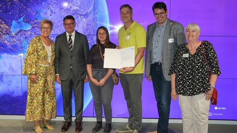 Übergabe Förderbescheid der Stiftung Flughafen Frankfurt/Main Gruppenbild: Ministerpräsident Rhein und die Vertreterinnen und Vertreter der geförderten Projekte bei der Bescheidübergabe