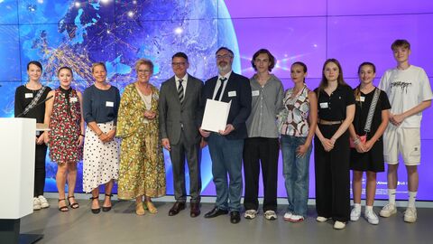 Übergabe Förderbescheid der Stiftung Flughafen Frankfurt/Main Gruppenbild: Ministerpräsident Rhein und die Vertreterinnen und Vertreter der geförderten Projekte bei der Bescheidübergabe