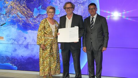 Gruppenbild: Ministerpräsident Rhein und die Vertreterinnen und Vertreter der geförderten Projekte bei der Bescheidübergabe