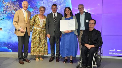 Übergabe Förderbescheid der Stiftung Flughafen Frankfurt/Main Gruppenbild: Ministerpräsident Rhein und die Vertreterinnen und Vertreter der geförderten Projekte bei der Bescheidübergabe