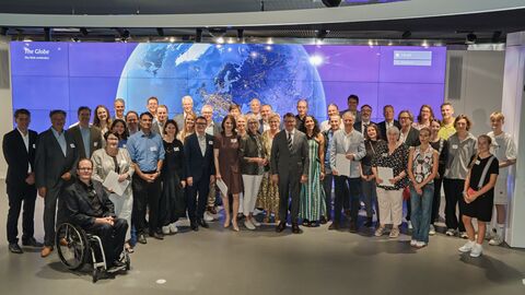 Übergabe Förderbescheide der Stiftung Flughafen Frankfurt/Main Gruppenbild: Ministerpräsident Rhein und die Vertreterinnen und Vertreter der geförderten Projekte bei der Bescheidübergabe