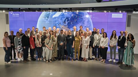 Übergabe Förderbescheid der Stiftung Flughafen Frankfurt/Main Gruppenbild: Ministerpräsident Rhein und die Vertreterinnen und Vertreter der geförderten Projekte bei der Bescheidübergabe