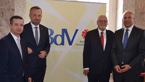 Innenminister Roman Poseck steht mit drei weiteren Männern vor einem Plakat mit der Aufschrift BdV - Bund der Vertriebenen.