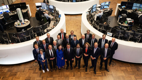 Blick in einen Raum, in dem die Mitglieder des Finanzplatzkabinetts zum Gruppenfoto zusammenstehen.