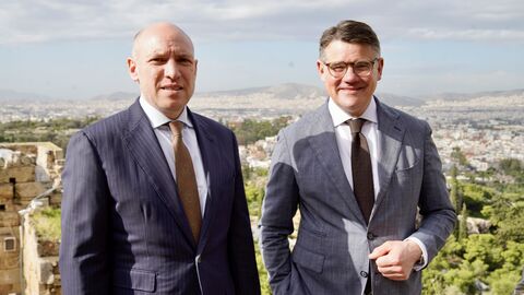 Ministerpräsident Boris Rhein und Europaminister Manfred Pentz stehen an der Akropolis in Athen