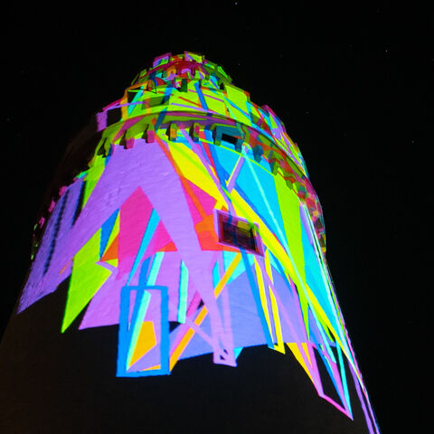 „Flashlines“ in Bad Homburg Beleuchteter Turm in Bad Homburg