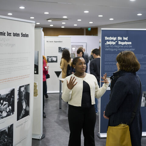 Die Schülerin Audrey Zambou im Gespräch mit einer Besucherin