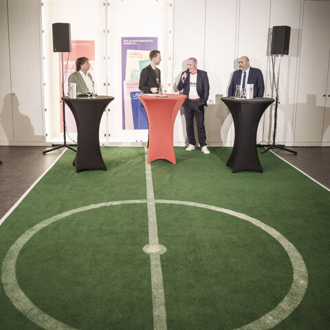 Wenn Fußball auf Politik trifft: die Fußballlegende Uwe Bein (links im Bild) und Omid Nouripour, MdB (rechts im Bild) 